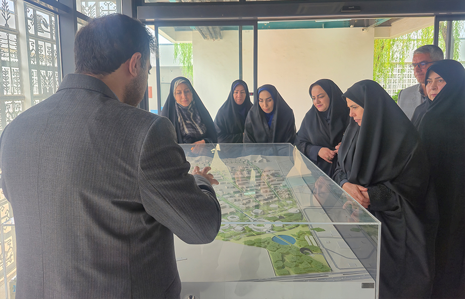 **بازدید مدیران آموزش و پرورش هشتگرد و چهارباغ از باغ موزه گیاهان دارویی شهرک صنعتی دارویی برکت**  