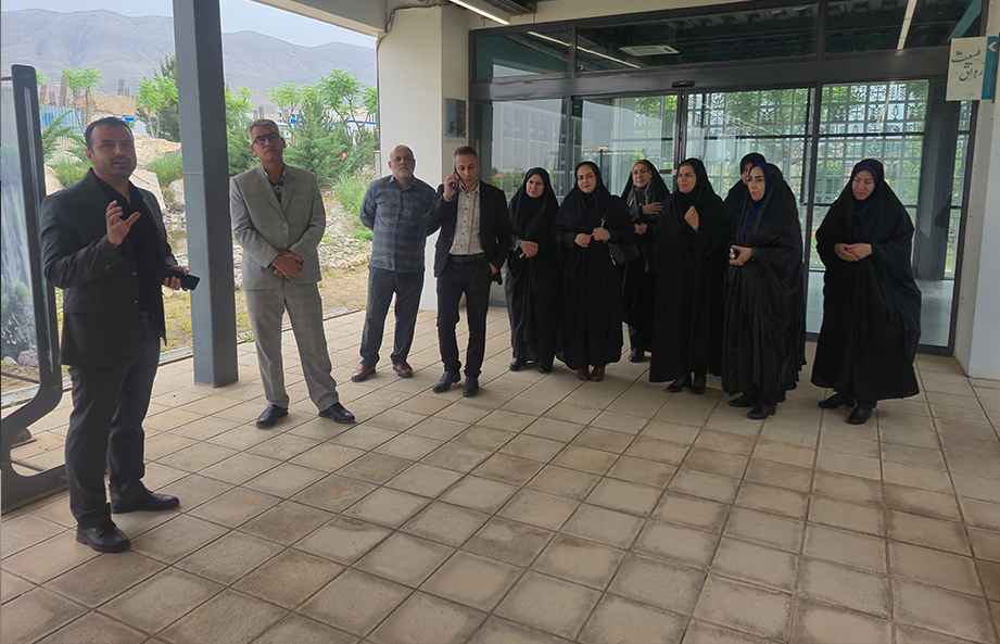 **بازدید مدیران آموزش و پرورش هشتگرد و چهارباغ از باغ موزه گیاهان دارویی شهرک صنعتی دارویی برکت**  