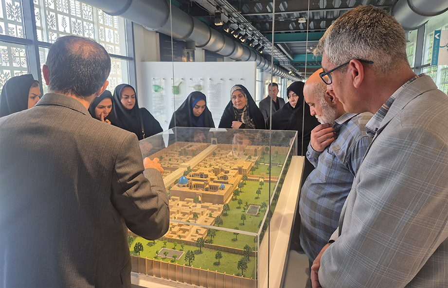 **بازدید مدیران آموزش و پرورش هشتگرد و چهارباغ از باغ موزه گیاهان دارویی شهرک صنعتی دارویی برکت**  