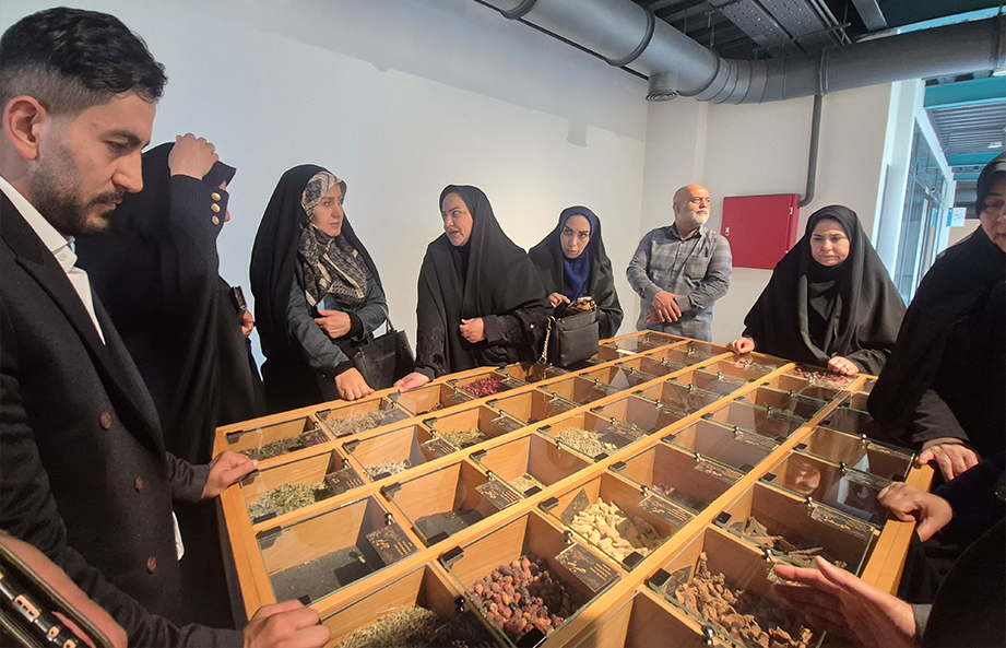 **بازدید مدیران آموزش و پرورش هشتگرد و چهارباغ از باغ موزه گیاهان دارویی شهرک صنعتی دارویی برکت**  